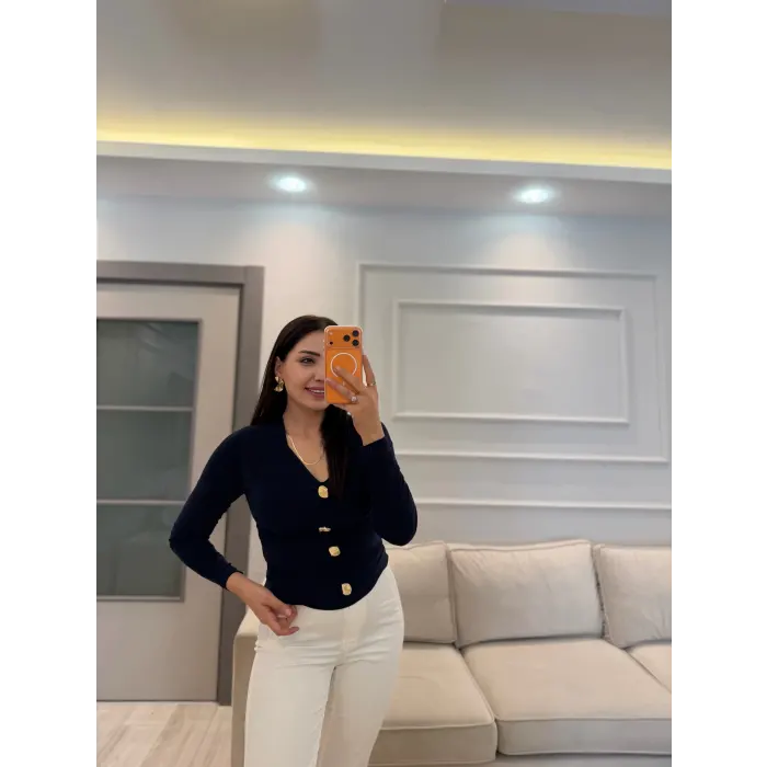 V Yaka Gold Düğmeli Sandy Bluz