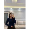 Kayık Yaka Parmak Geçme Bluz