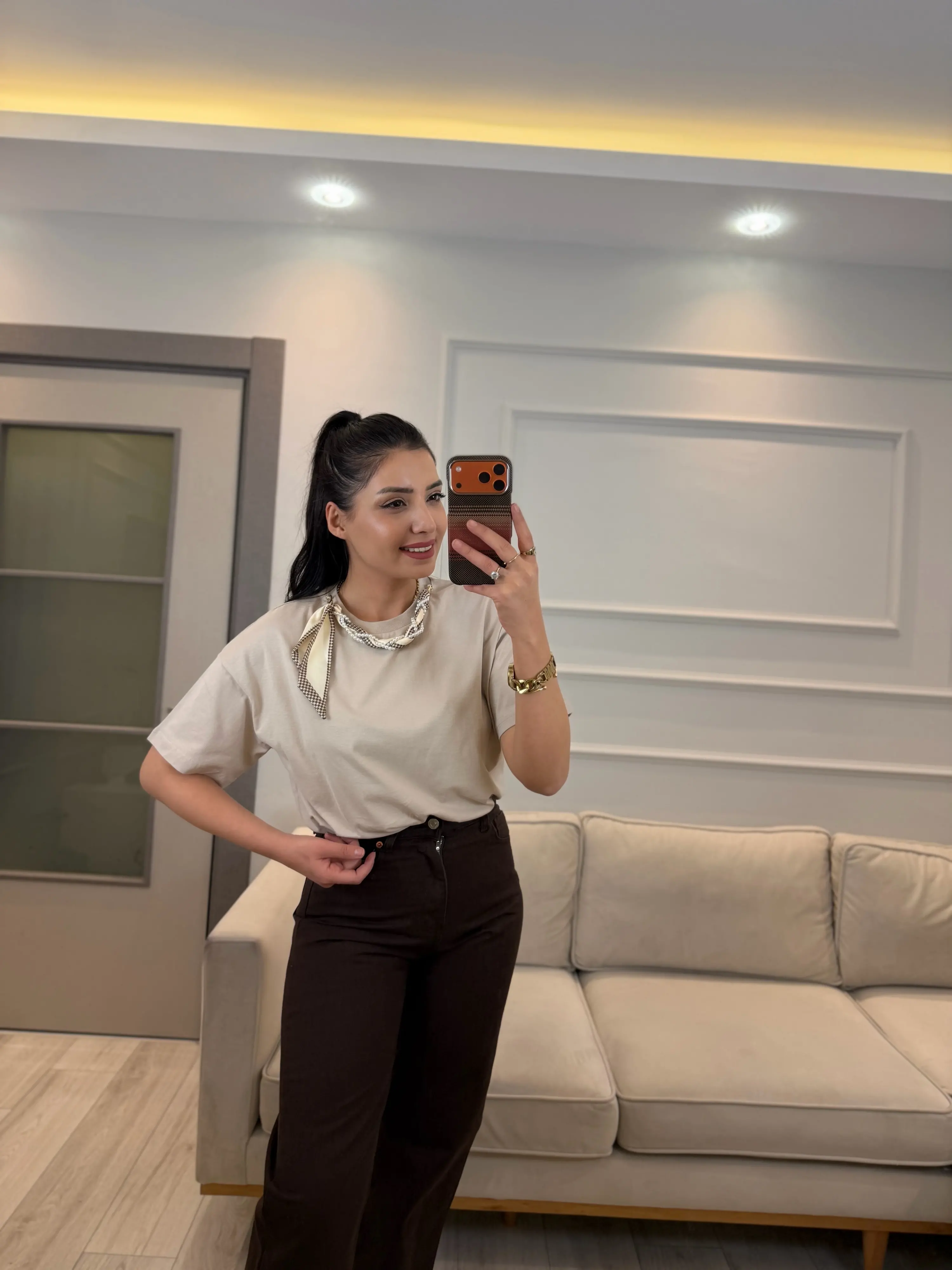 Yaka İncili Fularlı T-Shirt