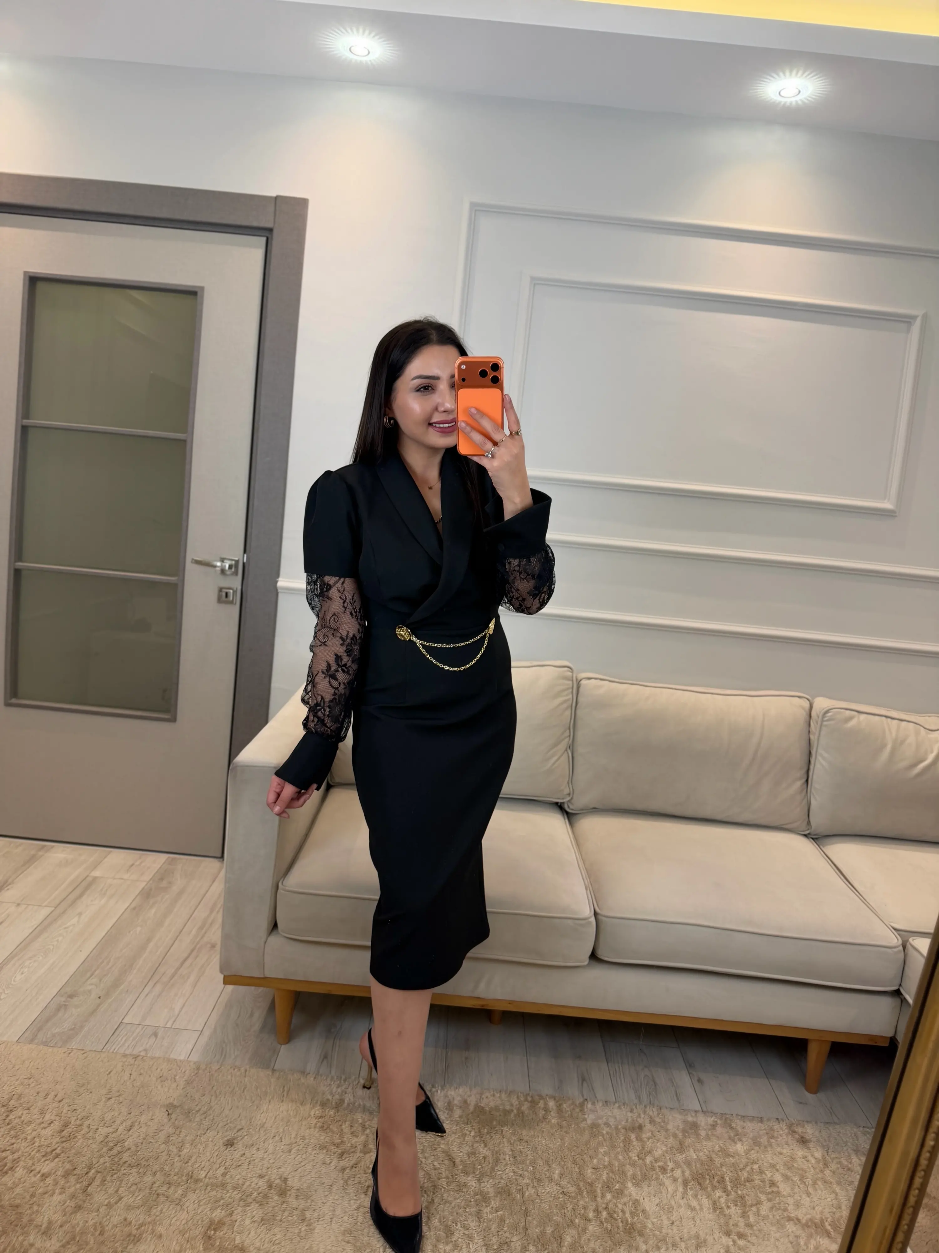 Zincir Detaylı Kol Dantel Elbise