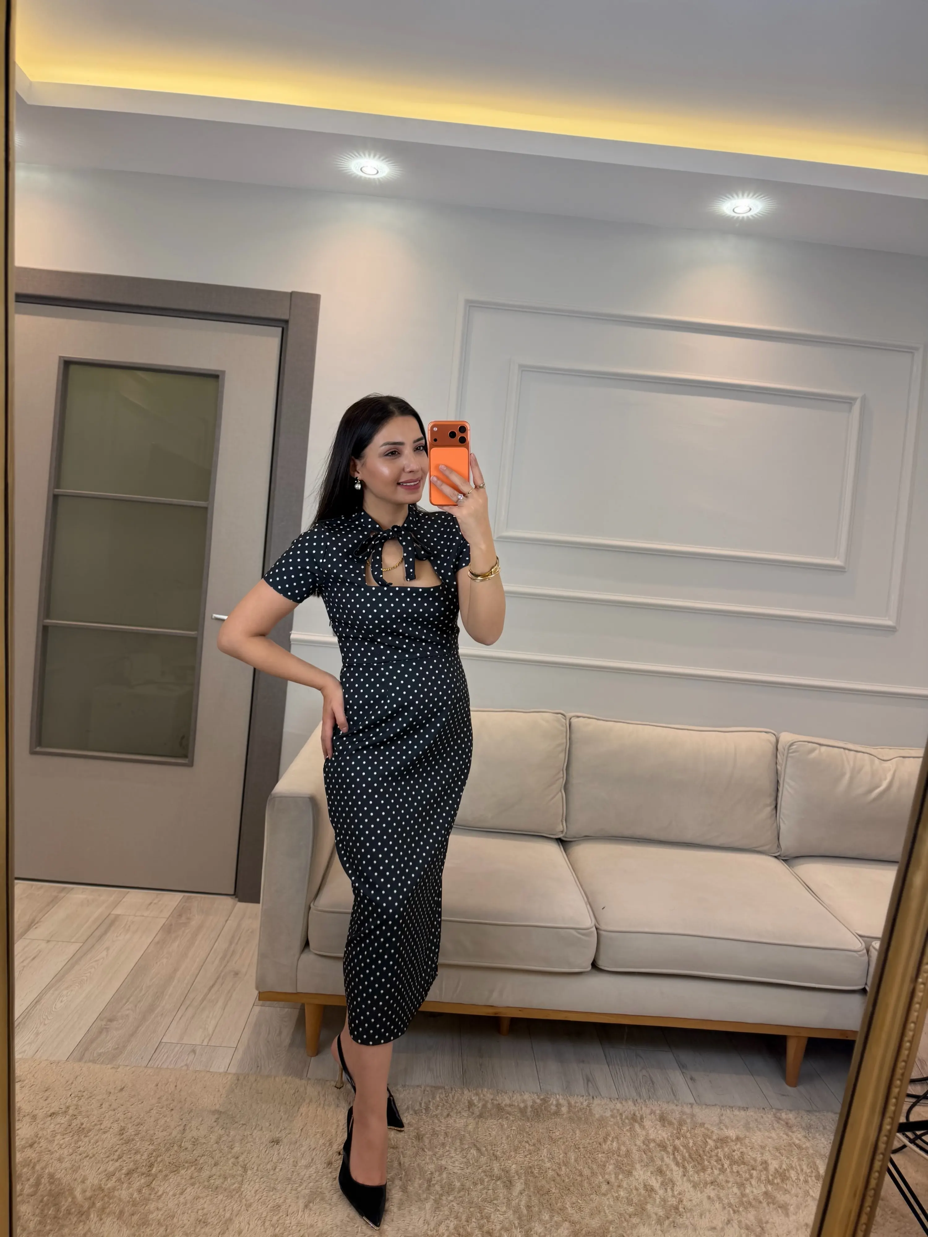 Yaka Bağcıklı Puantiyeli Elbise