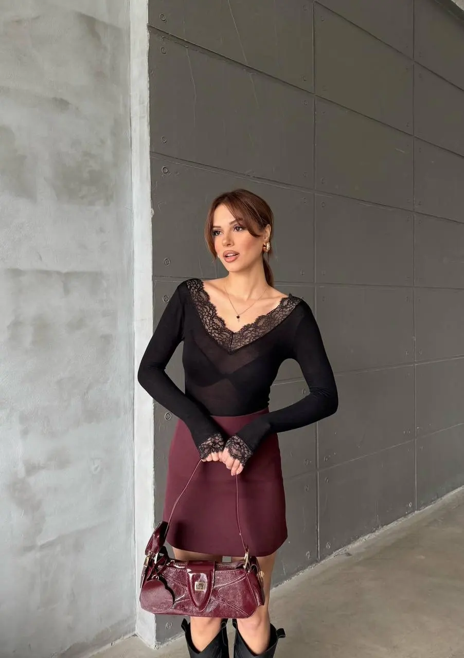 V Yaka Dantel Detaylı Bluz