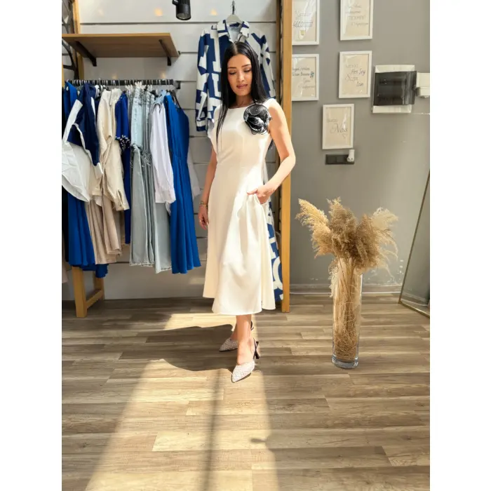 Neat Gül Aksesuarlı Elbise