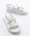 24413-572 Beyaz Günlük Dolgu Topuk Toka Aksesuarlı Kadın Sandalet