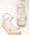 861-1027 Bej Dolgu Topuk Kadın Sandalet