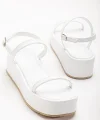 861-1027 Beyaz Dolgu Topuk Kadın Sandalet