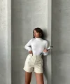 Beli lastikli çıtçıtlı deri şort krem w241007