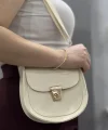 Klasik kapaklı bej cilt çanta