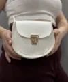 Klasik kapaklı beyaz cilt çanta