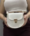Klasik kapaklı beyaz cilt çanta