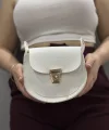Klasik kapaklı beyaz cilt çanta