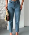 Mom fit kar yıkama bıyık detaylı jeans pantolon d2006