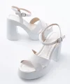 P-105 Beyaz Çapraz Kalın Topuklu Kadın Sandalet