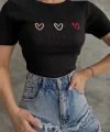 Üçlü kalp nakışlı bluz
