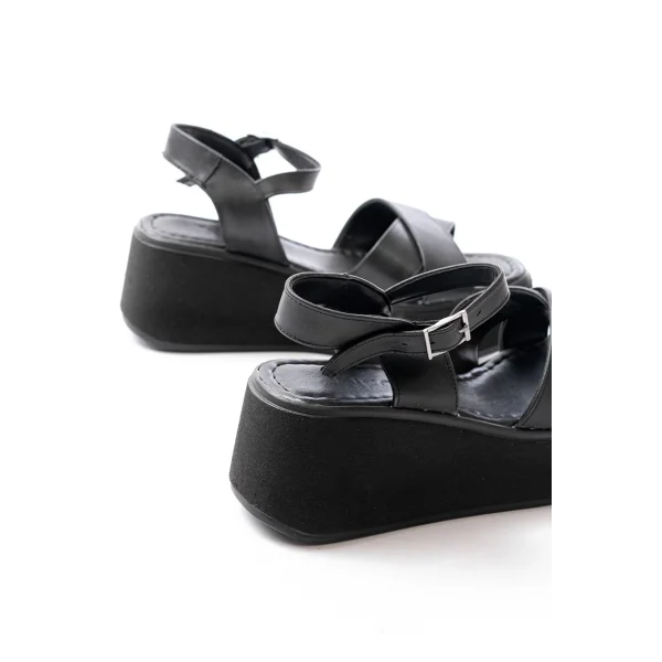 1024 Siyah Dolgu Topuk Çapraz Tokalı Ortopedik Taban Kadın Sandalet