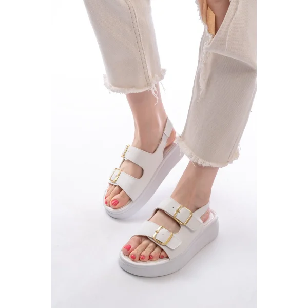 24413-572 Beyaz Günlük Dolgu Topuk Toka Aksesuarlı Kadın Sandalet