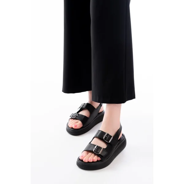 24413-572 Siyah Günlük Dolgu Topuk Toka Aksesuarlı Kadın Sandalet