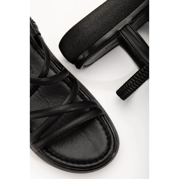 24413-841 Siyah Dolgu Topuk Kadın Sandalet