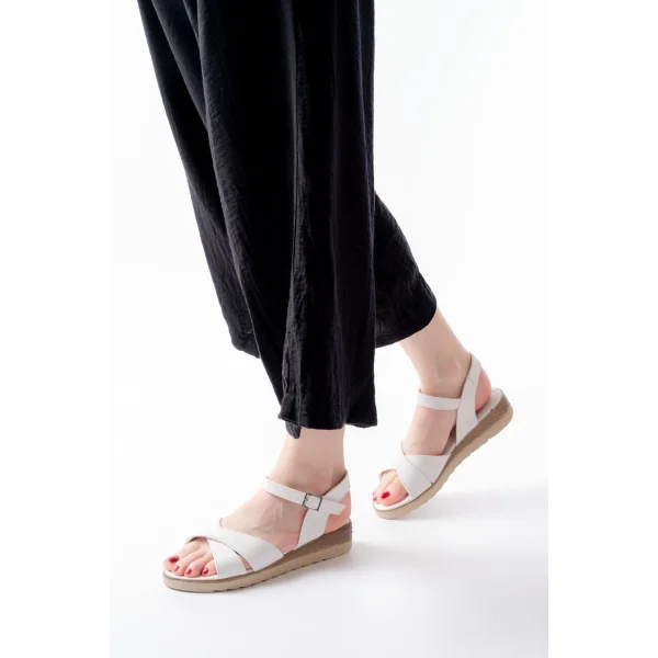 692-564 Beyaz Ortopedik Taban Çapraz Tokalı Kadın Sandalet