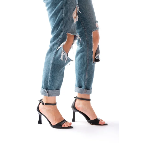 718 Siyah Cilt Sivri Burunlu Topuklu Bilekten Bağlamalı Kadın Ayakkabı