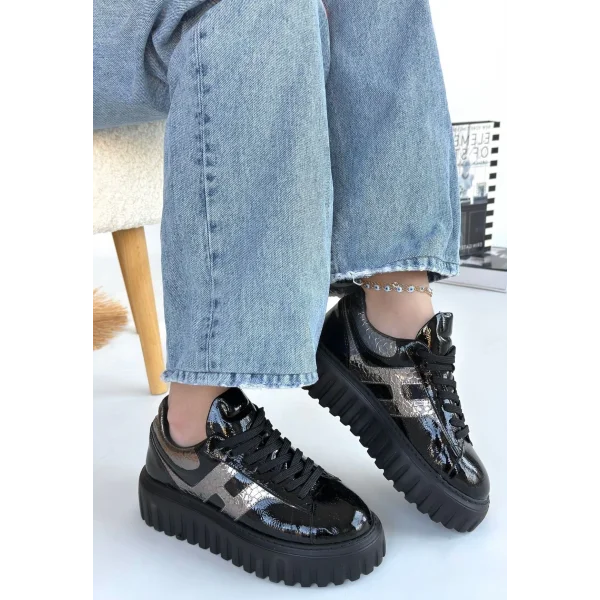 Gesti Siyah Rugan Platin Detaylı Bağcıklı Spor Ayakkabı