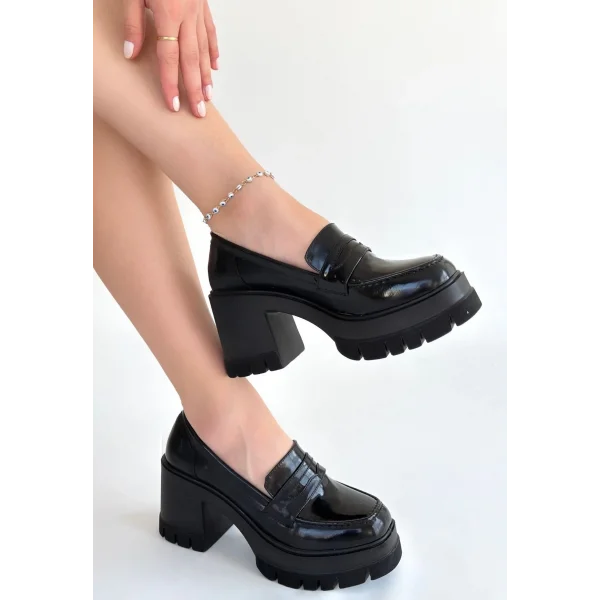 Janes Siyah Rugan Dolgu Topuk Ayakkabı