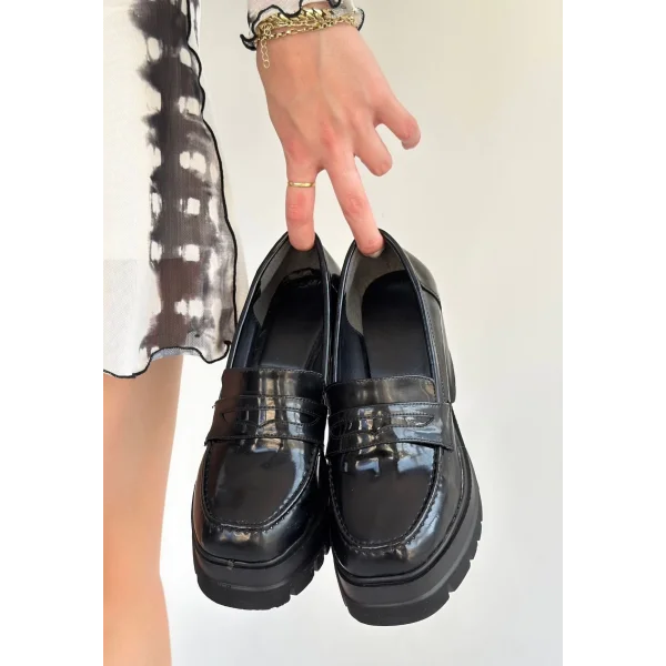 Janes Siyah Rugan Dolgu Topuk Ayakkabı