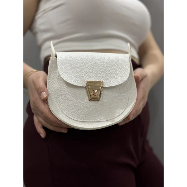 Klasik kapaklı beyaz cilt çanta