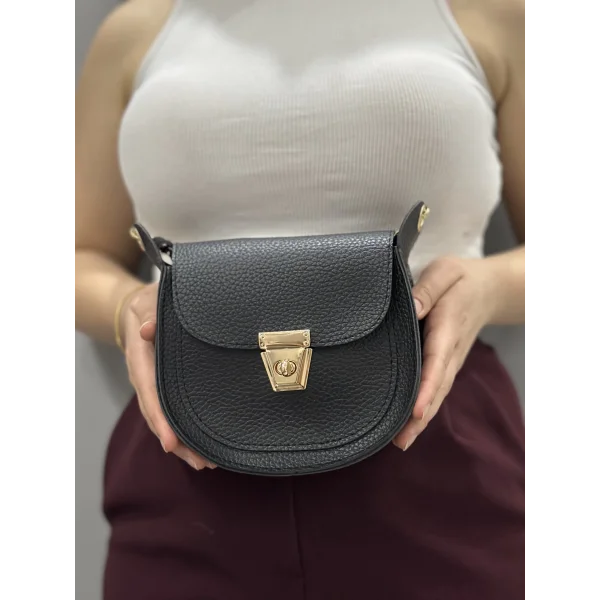 Klasik kapaklı siyah cilt çanta