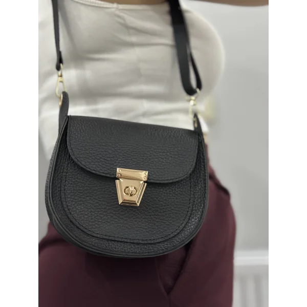 Klasik kapaklı siyah cilt çanta