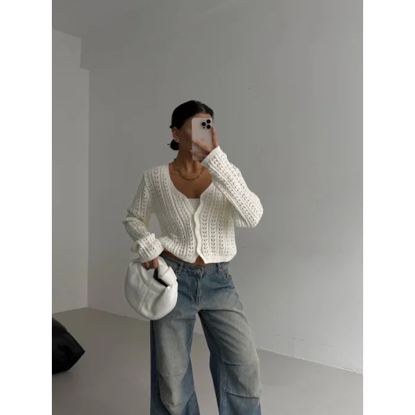 Küçük düğmeli küçük örgülü triko hırka beyaz