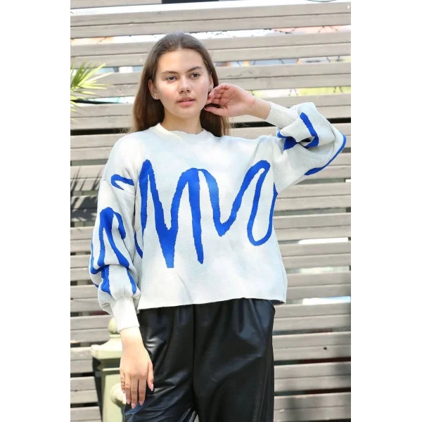 Mavi çizgili bisiklet yaka kazak beyaz