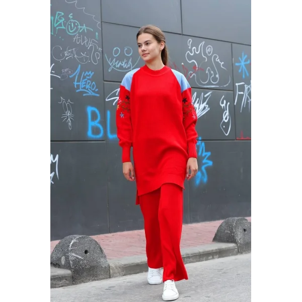 Omuz detaylı kol nakışlı ikili alt üst triko takım kırmızı