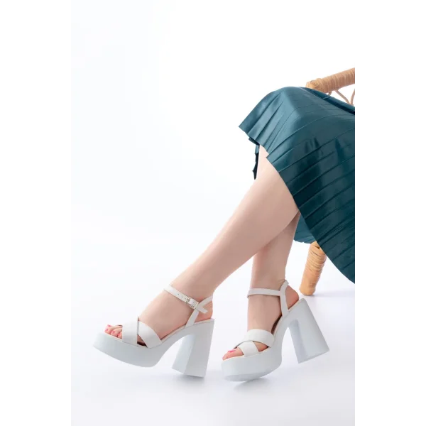P-105 Beyaz Çapraz Kalın Topuklu Kadın Sandalet