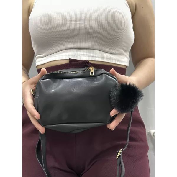 Ponpon siyah cilt çanta