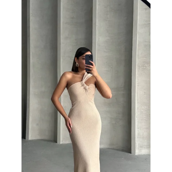 Tek omuz pliseli elbise