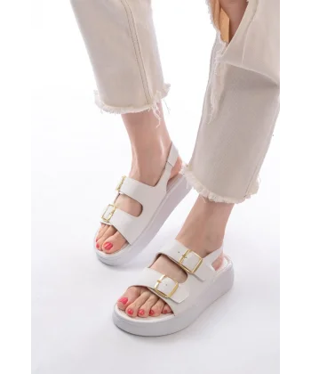 24413-572 Beyaz Günlük Dolgu Topuk Toka Aksesuarlı Kadın Sandalet