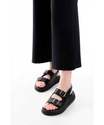 24413-572 Siyah Günlük Dolgu Topuk Toka Aksesuarlı Kadın Sandalet