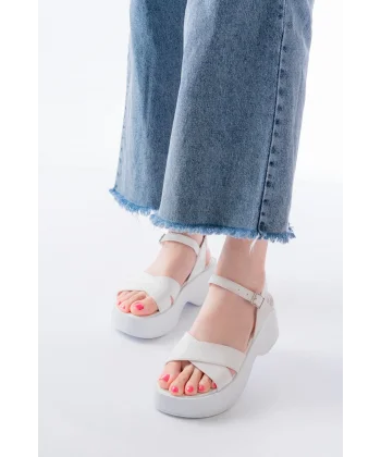 24414-1005 Beyaz Günlük Çapraz Dolgu Topuk Kadın Sandalet