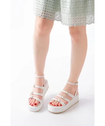 861-1222 Beyaz Tokalı Bilekten Bağlamalı Dolgu Kadın Sandalet