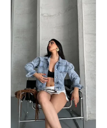 Çift cepli kol katlamalı kar yıkama crop kot ceket mavi d2000