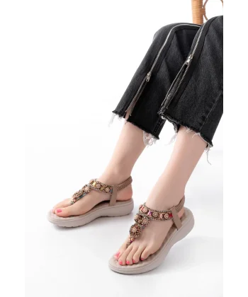 DM-609 Bej Taşlı Arka Lastikli Parmak Arası Kadın Sandalet