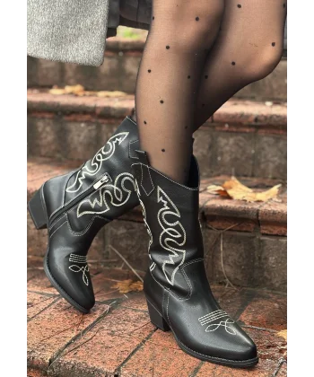 Emaly Siyah Cilt Beyaz İşlemeli Topuklu Çizme