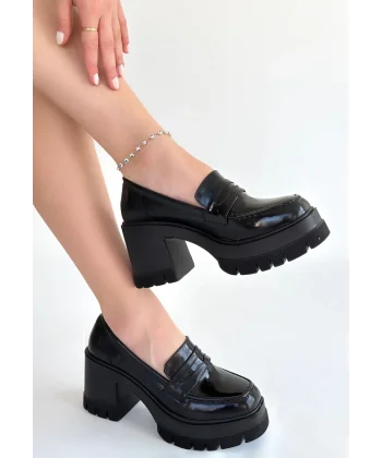 Janes Siyah Rugan Dolgu Topuk Ayakkabı