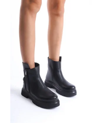 Menta Siyah Cilt Fermuar Aksesuarlı Bot