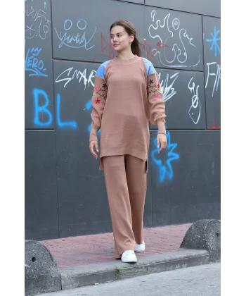 Omuz detaylı kol nakışlı ikili alt üst triko takım vizon