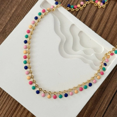 Renkli Temalı Sallantılı Taşlı Kolye