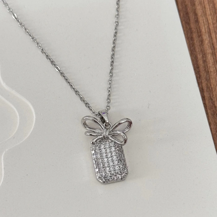 Taşlı Plaka Kurdele Kolye