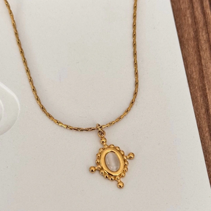 Antik Taş Detay Kolye