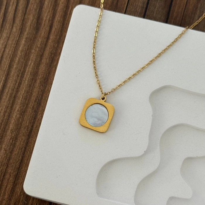 Kare Plaka Sedefli Kolye Gold